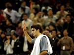 Roger Federer hilser på tilskuerne efter en af sine sejre ved ATP Masters Cup i Shanghai. 
