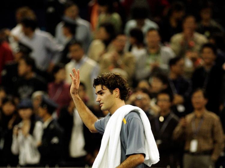 Roger Federer hilser på tilskuerne efter en af sine sejre ved ATP Masters Cup i Shanghai. 