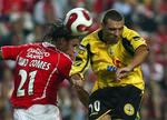 Benfica's Nuno Gomes(til venstre), i hovedstødsduel i 1-3 kampen mod Braga. 