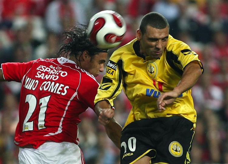 Benfica's Nuno Gomes(til venstre), i hovedstødsduel i 1-3 kampen mod Braga. 