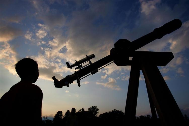Himlen tager sig flot ud gennem en stjernekikkert, men man kan sagtens se stjerneskud med det blotte øje. 