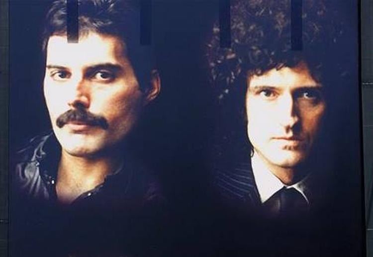 Freddie Mercury og Brian May - halvdelen af Queens oprindelige opsætning - har solgt bunker af plader i hjemlandet. 