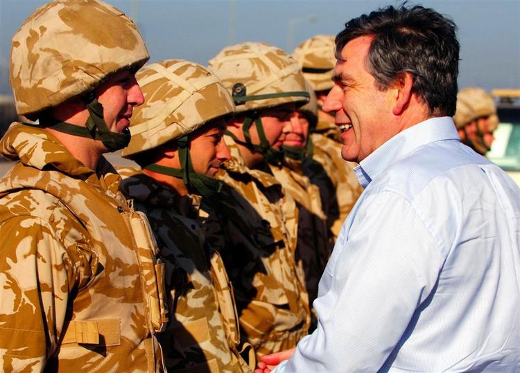 Den britiske finansminister, Gordon Brown, der anses som favorit til Tony Blairs efterfølger har besøgt de britiske soldater på en overraskelsesvisit i Irak i denne weekend. Nu lufter han muligheden for, at de første soldater snart kan vende hjem igen. 