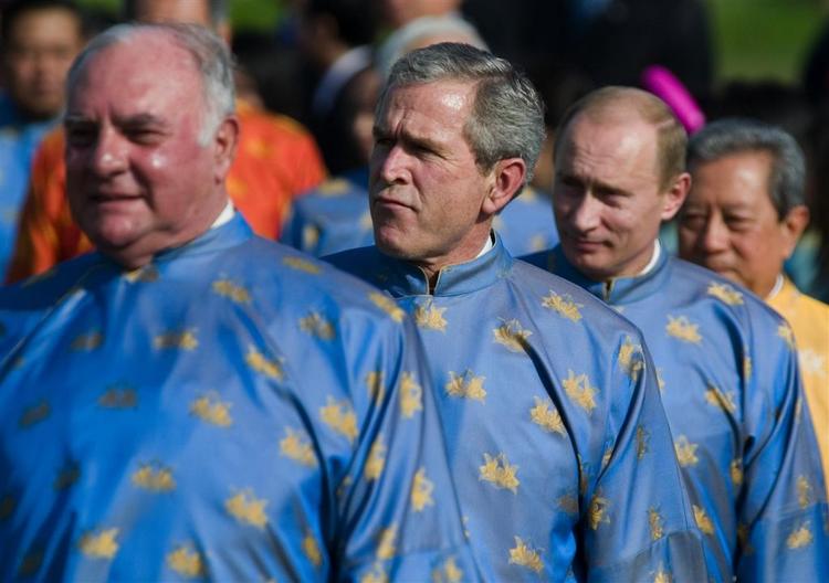 På et topmøde i Vietnam har præsidenterne Bush og Putin, nr. to og tre i rækken af nationalt klædte mænd, indgået en aftale, som skulle betyde, at Rusland er på vej ind i verdenshandelsorganisationen WTO. 
