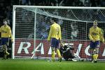 Brøndby giver for mange chancer væk i forsvaret, mener anfører Per Nielsen. 