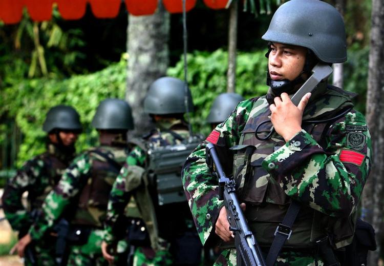 Indonesiske sikkerhedstropper står klar til at sikre den amerikanske præsident senere i dag. 
