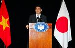 Japans præsident på talerstolen i Vietnam. 