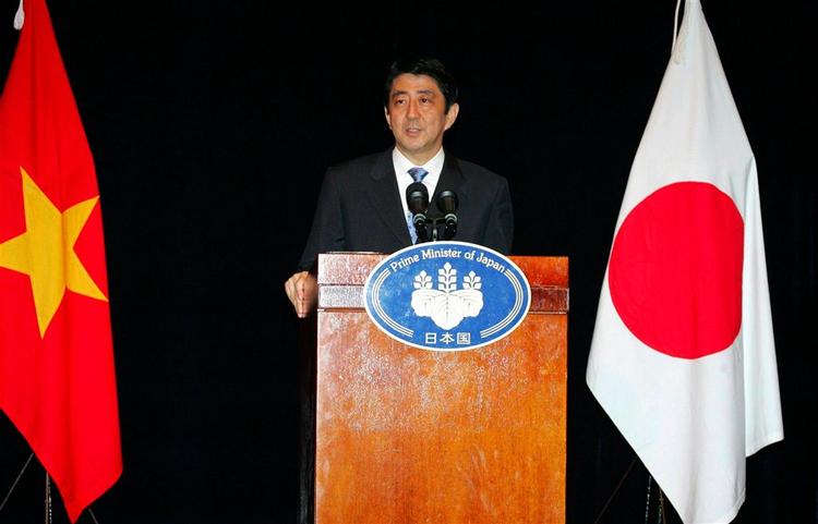 Japans præsident på talerstolen i Vietnam. 