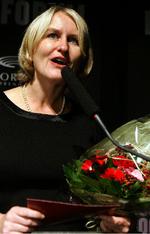 To kvinder, to priser. Forfatteren Ida Jessen (tv.) fik i går formiddag BG Banks Litteraturpris på 300.000 kroner for sin roman Det første jeg tænker på. Samtidig modtog Shadi Angelina Bazeghi, der går på Forfatterskolen, den nystiftede litteraturpris Nye stemmer og 25.000 kr. for at være litterært talentfuld nydansker. Foto: Jens Dresling 