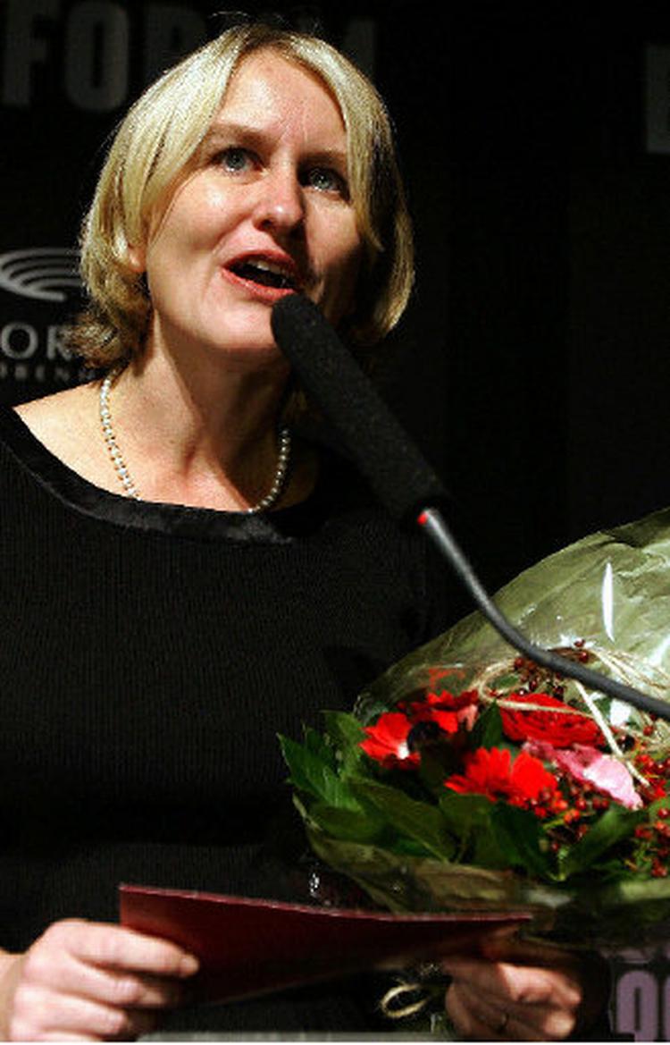 To kvinder, to priser. Forfatteren Ida Jessen (tv.) fik i går formiddag BG Banks Litteraturpris på 300.000 kroner for sin roman Det første jeg tænker på. Samtidig modtog Shadi Angelina Bazeghi, der går på Forfatterskolen, den nystiftede litteraturpris Nye stemmer og 25.000 kr. for at være litterært talentfuld nydansker. Foto: Jens Dresling 