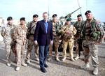 Tony Blair omgivet af danske soldater fra den lette opklaringseskadron. 