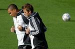 Ronaldo (tv) og Beckham er plaget af skader og trænede ikke sammen med resten af Real Madrids spillere i dag. 
