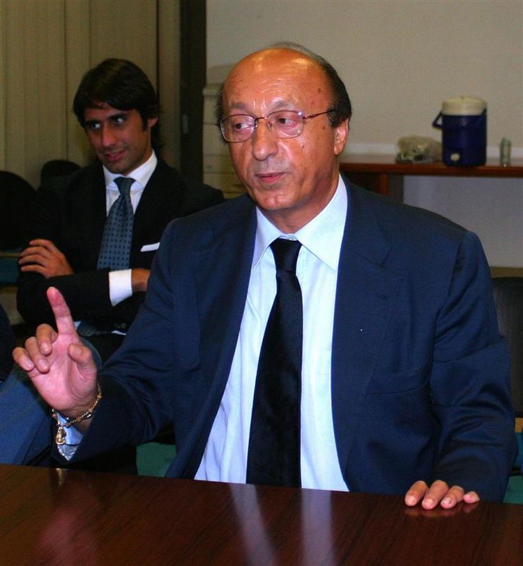 Luciano Moggi blev kaldt hovedmanden bag omfattende bestikkelse af fodbolddommere i Italien. Nu anklages han for at true spillere til at blive handlet i sønnens firma. 