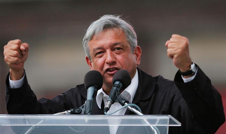Taberen af Mexicos præsidentvalg, Andres Manuel Lopez Obrador, udråber nu sig selv til præsident. 