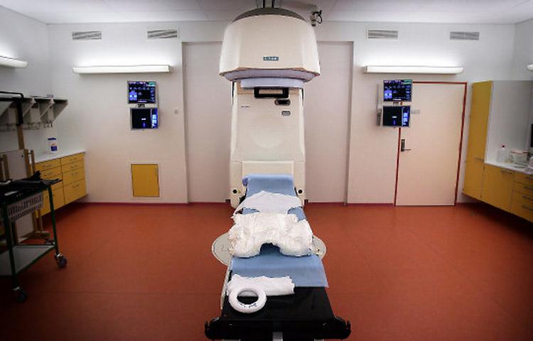 En af de otte strålekanoner på Amtssygehuset i Herlev. De bruges især i almindelig kontortid, fordi  sygeplejerskerne er utilfredse med lønnen for at gøre en ekstra indsats.  Foto: Finn Frandsen 