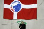 FCK-chef Flemming Østergaard burde have grebet ind mod kæmpebanner i Parken, mener roma-forening. 