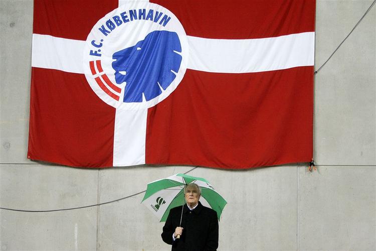 FCK-chef Flemming Østergaard burde have grebet ind mod kæmpebanner i Parken, mener roma-forening. 