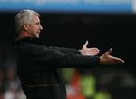 West Hams manager Alan Pardew skulle angiveligt sidde mere sikkert i sadlen, efter at klubben er kommet på islandske hænder. 