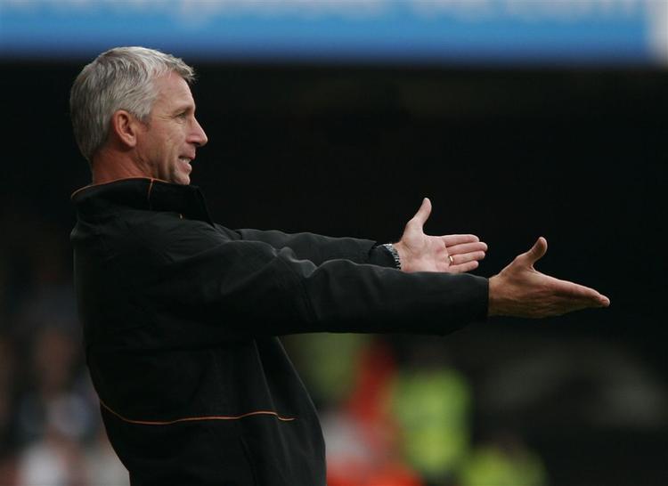 West Hams manager Alan Pardew skulle angiveligt sidde mere sikkert i sadlen, efter at klubben er kommet på islandske hænder. 
