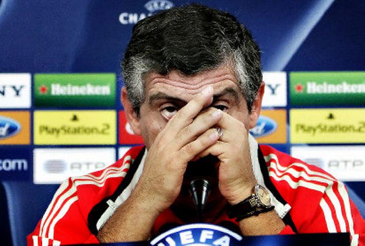 Benficas træner, Fernando Santos, havde den betænkelige mine på under pressemødet. 