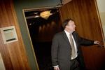 Indenrigs- og sundhedsminister Lars Løkke Rasmussen (V) vil have undersøgt til bunds, hvad der sker med ventelisterne på kræftområdet. 