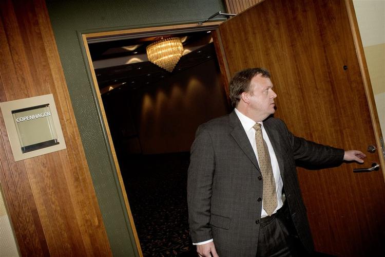 Indenrigs- og sundhedsminister Lars Løkke Rasmussen (V) vil have undersøgt til bunds, hvad der sker med ventelisterne på kræftområdet. 