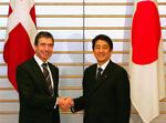 Anders Fogh Rasmussen hilser pænt på den japanske premierminister, Shinzo Abe. 