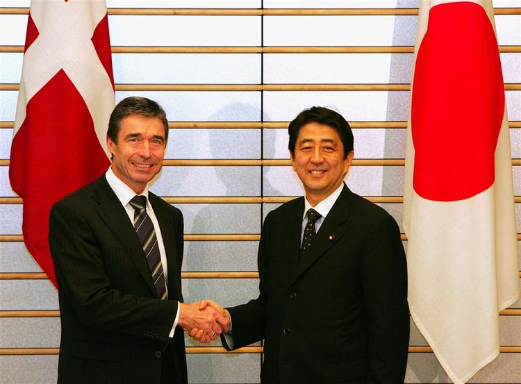 Anders Fogh Rasmussen hilser pænt på den japanske premierminister, Shinzo Abe. 