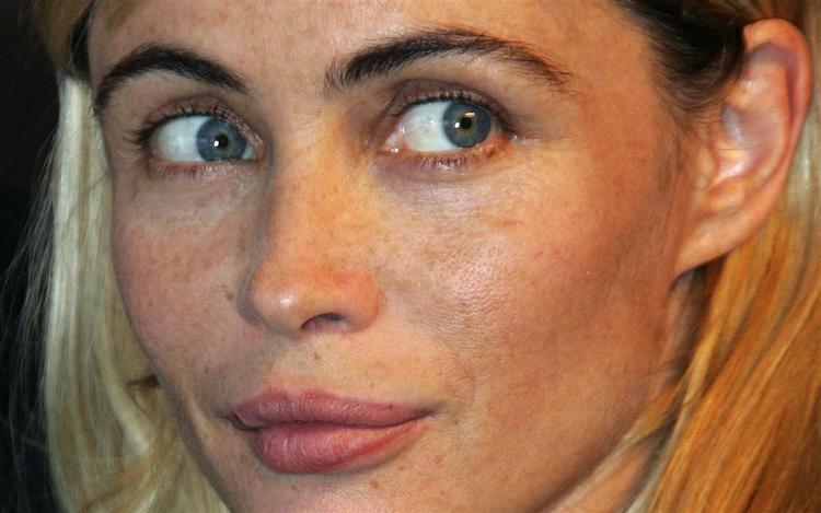 Emanuelle Béart er kendt fra filmen Mission Impossible, men optræder nu som endnu en i rækken af kendte undertøjsmodeller hos H&amp;M. 