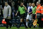 Phil Dowd (i midten) udviste to spillere i søndags i kampen mellem Blackburn og Tottenham, hvilket har fået Blackburns manager til at støtte dommernes ønske om videohjælp. 