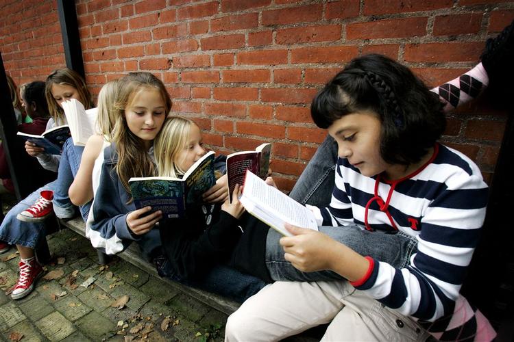 Danske skolebørn ville måske få lettere ved at lære at stave og skrive, hvis de danske ord udtale stemte bedre overens med stavemåden. 
