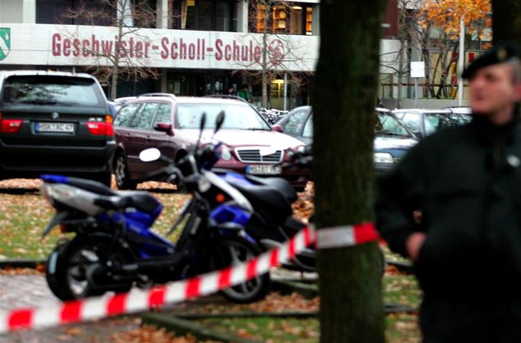 Mandag stormede en 18-årig mand en skole i Emsdetten og sårede i alt 27 mennesker, inden han rettede pistolen mod sig selv. Politiet i Berlin har forhindret en lignende tragedie. 