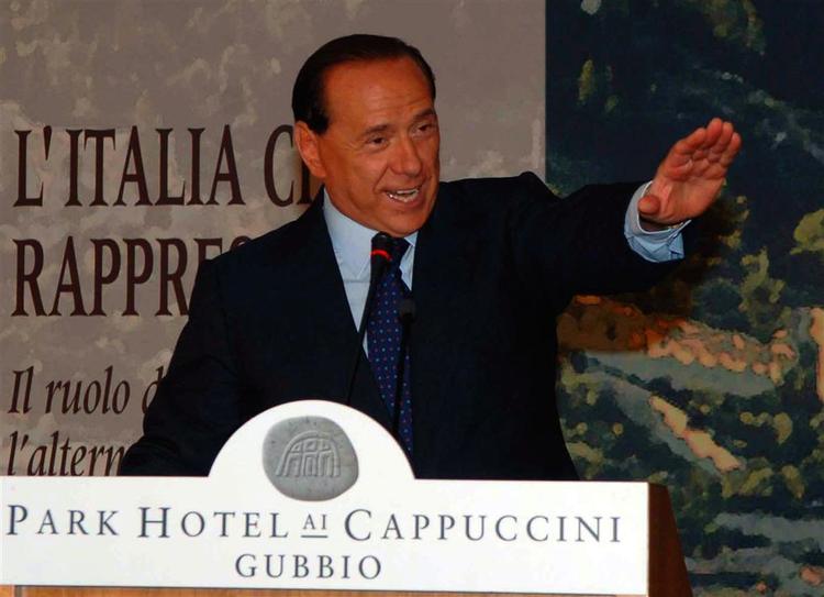 Tidligere ministerpræsident Silvio Berlusconi ses her under et partimøde i september. 
