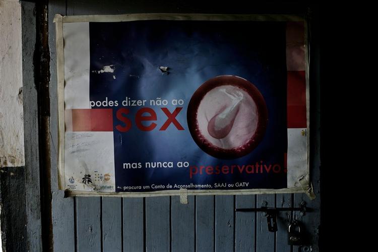 Mozambique er et af de lande, hvor antallet af aids-smittede bliver ved at vokse. Her en plakat, der opfordrer til at bruge kondom. 