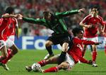Celtic's Kenny Miller tackles af Benfica's Ricardo Rocha under en tidligere kamp i Champions League turneringen, der nu kan følges liv på internettet. 