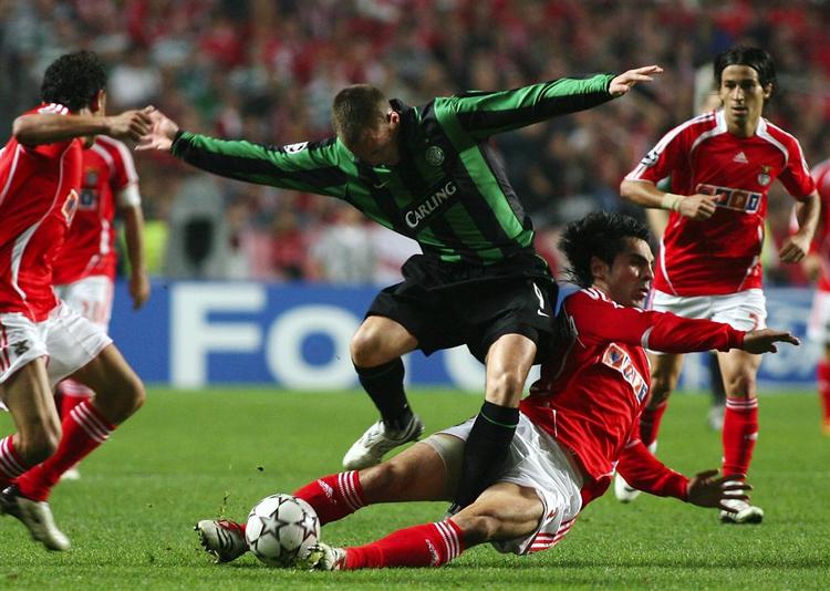 Celtic's Kenny Miller tackles af Benfica's Ricardo Rocha under en tidligere kamp i Champions League turneringen, der nu kan følges liv på internettet. 
