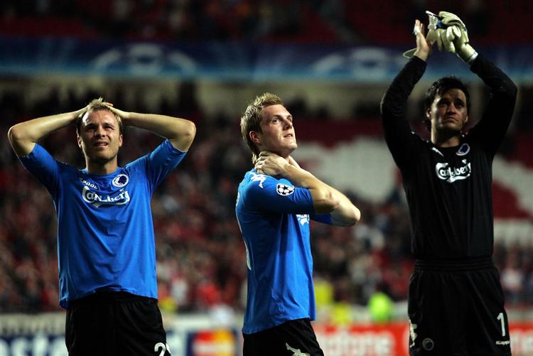 William Kvist(i midten) efter nederlaget til Benfica. Indskiftningsspilleren ærgrede sig over, at oplevelsen med at spille Champions League, blev ødelagt. 