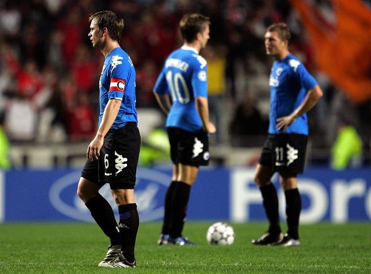 FCK's Tobias Linderoth, Jesper Gronkjær og Marcus Allbäck ser opgivende ud efter Benficas tredje scoring. 