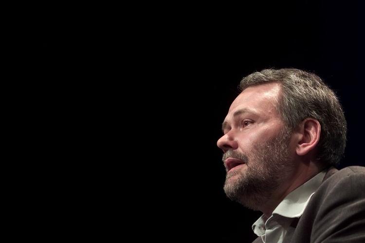 Formanden for FOA, Dennis Kristensen, mener i modsætning til flere af sine fagforeningsfæller ikke, at det er forkert at belønne offentligt ansatte, der laver et godt stykke for at hæve kvaliteten. Det er, hvad statsminister Anders Fogh Rasmussen foreslog på Venstres landsmøde. 