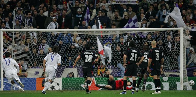 Van Nistelrooy misbruger et straffespark i slutminutterne af dysten mod Lyon. 