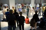 WIIILDT. Der var lange køer foran både Sonys PlayStation 3 og her Nintendo Wii til den danske spilmesse D3 i Øksnehallen sidste weekend. Forskellen var dog, at mens førstenævnte var gemt væk i et eksklusivt rum, der kun åbnede op for seks gæster ad gangen, var de mange Wii-konsoller placeret åbent for alle. Foto: Peter Vestergaard. 