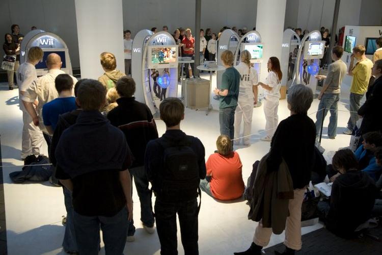 WIIILDT. Der var lange køer foran både Sonys PlayStation 3 og her Nintendo Wii til den danske spilmesse D3 i Øksnehallen sidste weekend. Forskellen var dog, at mens førstenævnte var gemt væk i et eksklusivt rum, der kun åbnede op for seks gæster ad gangen, var de mange Wii-konsoller placeret åbent for alle. Foto: Peter Vestergaard. 