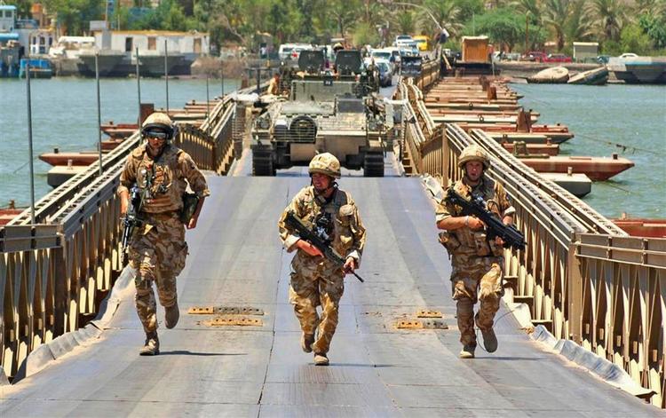 Britiske soldater på en bro i Basra i oktober. 