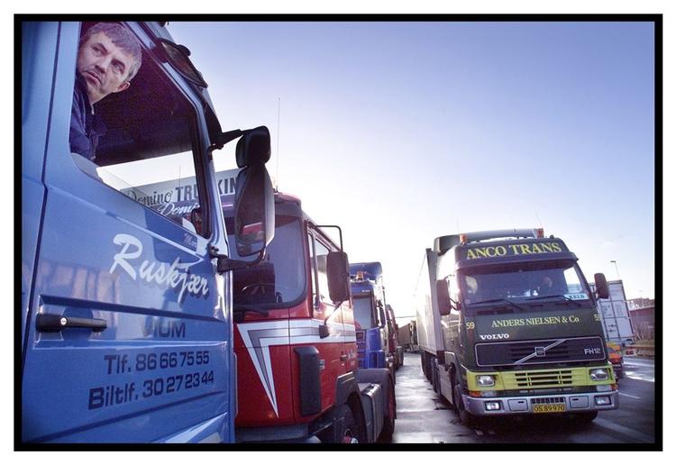 Vognmændene er utilfredse med de stramme regler for køre- og hviletid. Bliver de ikke lempet, kan konsekvensen blive en blokade, som her på containerhavnen i Århus i 2000. 