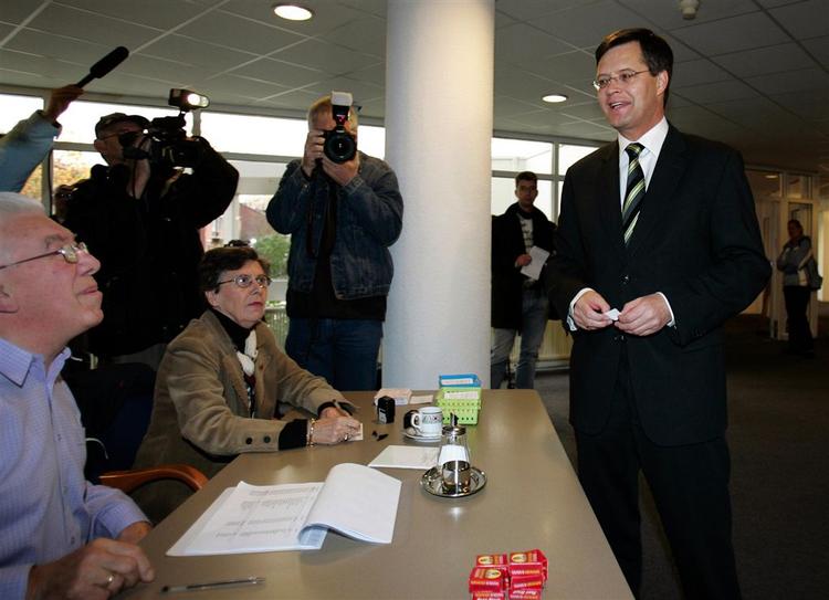 Den kristendemokratiske leder Jan Peter Balkenende ser ud til at kunne fortsætte som regeringsleder i Holland, hvor yderfløjene havde stor fremgang. 