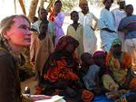 Her ses skuespilleren Mia Farrow i en flygtningelejr for Darfur-flygtningei Tchad. 