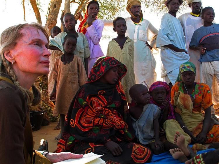 Her ses skuespilleren Mia Farrow i en flygtningelejr for Darfur-flygtningei Tchad. 