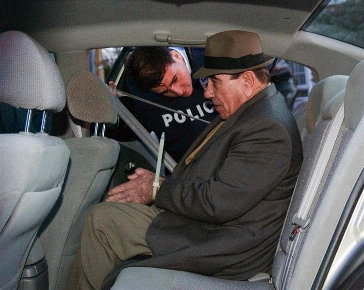 82-årige Nicolo Rizzuto,der formodes at være en af mafiacheferne, er blandt de 70 anholdte i en stor canadisk politiaktion. 