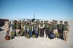Hele holdet af danske politikere kort før afgang med den danske Hercules C-130, fra Camp Bastion i Afghanistan til landets hovedstad, Kabul. - Foto: Forsvarsministeriet. 
