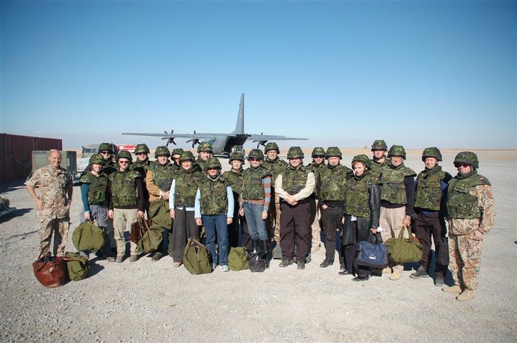 Hele holdet af danske politikere kort før afgang med den danske Hercules C-130, fra Camp Bastion i Afghanistan til landets hovedstad, Kabul. - Foto: Forsvarsministeriet. 
